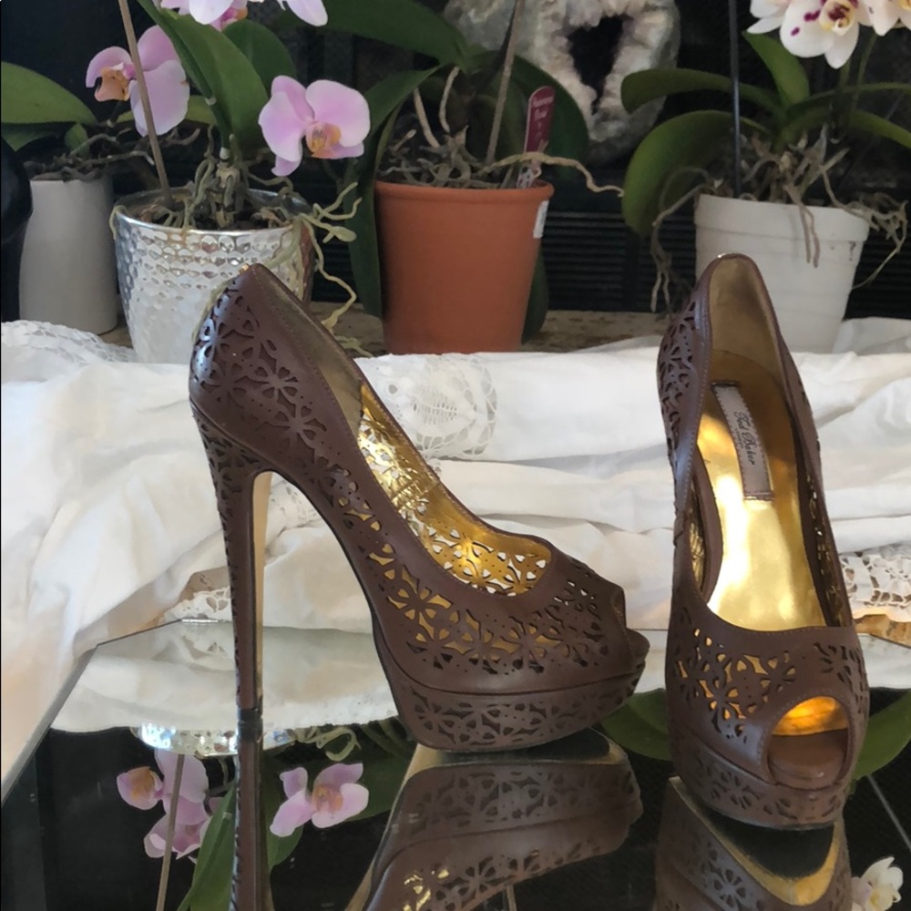 Beautiful like new Ted Baker peep toe summer heel